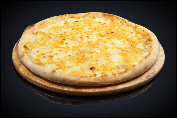 Pizza quattro formaggi, mozzarella, cheddar, panna — Foto Stock