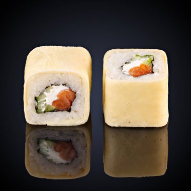 Roll bir gözleme somon, salatalık, krem peynir ile içine 