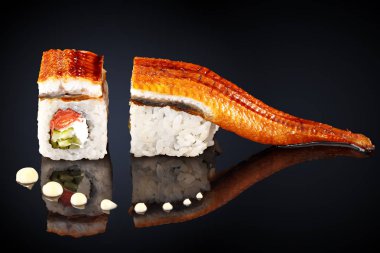 Dragon rulo, yılan balığı, somon ve krem peynir 