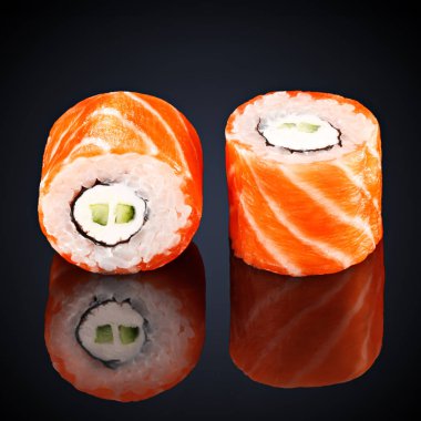 salatalık, somon ve krem peynir ile rulo 