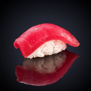 Maguro suşi orkinos ile 