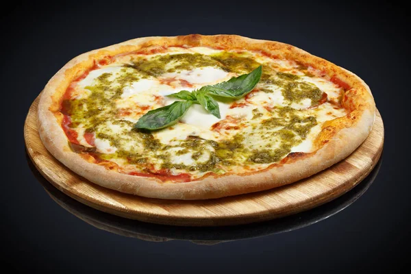 Pizza Caprese con basilico — Foto Stock