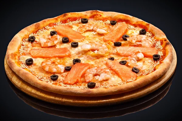 Pizza con gamberetti e salmone — Foto Stock
