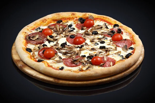Pizza con carne assortita e pomodori — Foto Stock