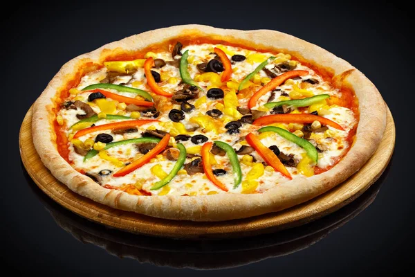 Pizza vegetariana con verdure — Foto Stock