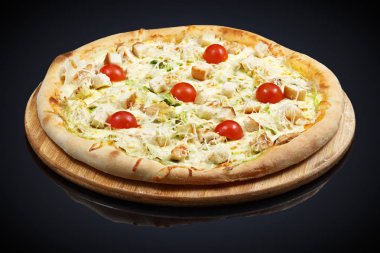 Tavuk ile Sezar Pizza domates