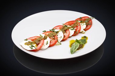 Caprese salatası fesleğen ile 
