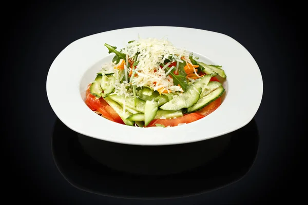 Salada de vitamina em uma placa branca — Fotografia de Stock