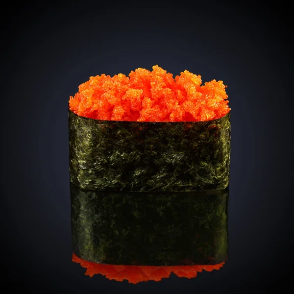 Japanische Mahlzeit gunkan tobiko — Stockfoto