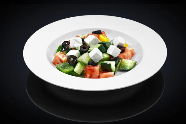 Griekse salade in de witte plaat — Stockfoto