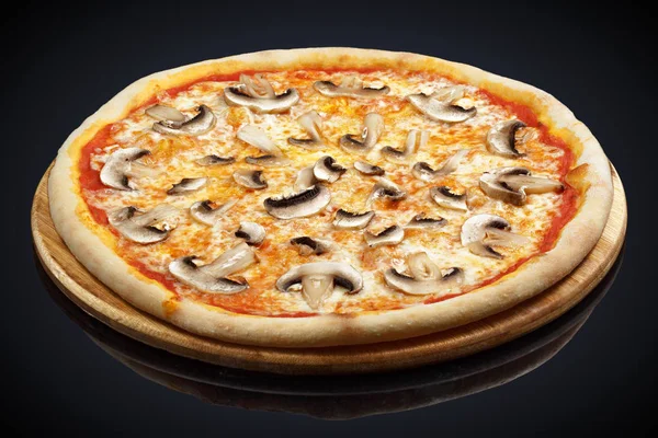 Pizza con funghi, mozzarella, funghi — Foto Stock