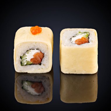 Roll bir gözleme somon, salatalık, havyar ve krem peynir ile içine 