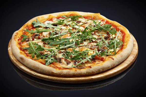 Pizza barbecue con rucola — Foto Stock