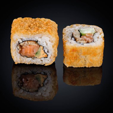 Yılan balığı, salatalık ve krem peynir ile sıcak rulo 