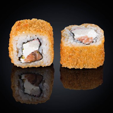 Somon, yengeç ve krem peynir ile sıcak rulo 