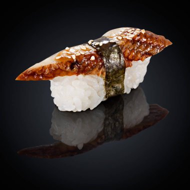 Unagi suşi ile füme yılan balığı 
