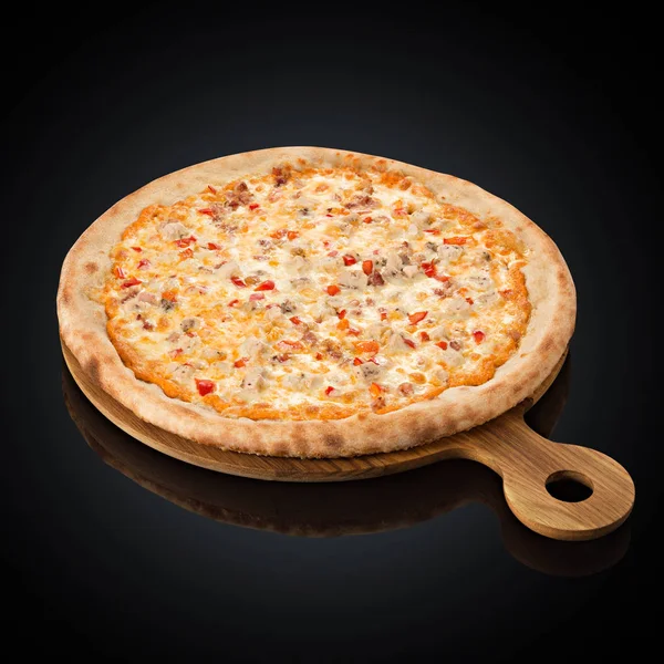 Pizza Piccante, salsa piccante, mozzarella, pancetta, pollo, peperoni, parmigiano — Foto Stock