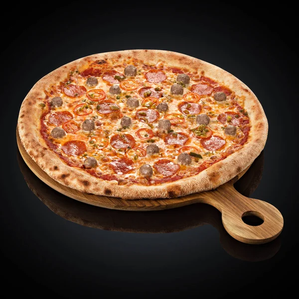 Pizza con polpette, mozzarella, peperoni, cetrioli sottaceto, pomodorini — Foto Stock