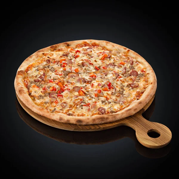 Pizza Carne assortita, manzo, pancetta, maiale, mozzarella, petto di pollo — Foto Stock