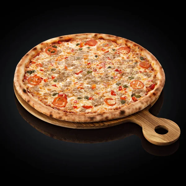 Pizza Carne assortita, manzo, pancetta, maiale, mozzarella, petto di pollo — Foto Stock