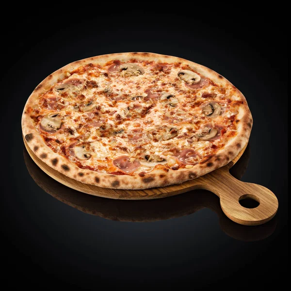Pizza prosciutto e funghi — Foto Stock