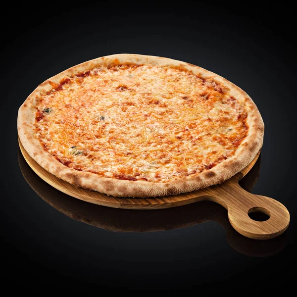 Pizza quattro formaggi, mozzarella, cheddar, panna — Foto Stock