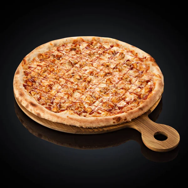 Pizza barbecue, mozzarella, petto di pollo, salsa barbecue, Skamortsa affumicata, cipolla — Foto Stock