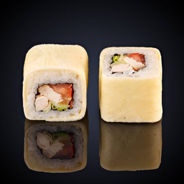 Roll bir gözleme eti, domates, krem peynir ile içine