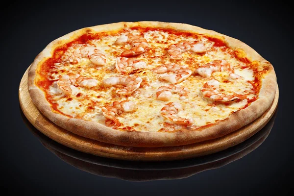 Pizza con gamberetti tigre e crema di formaggio — Foto Stock
