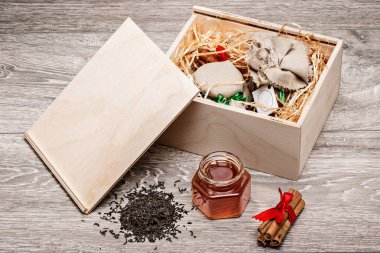 Tatlım, tarçın, çay yaprakları, ahşap kutu 