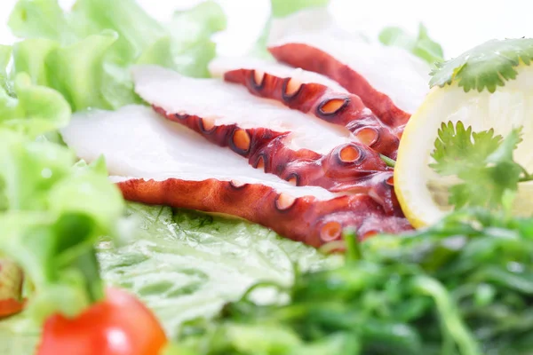 Sashimi octopus met groenten, sla, tomaat, octopus — Stockfoto
