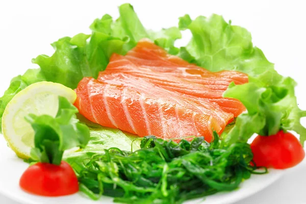 Saumon sashimi, légumes, laitue, tomates et saumon — Photo