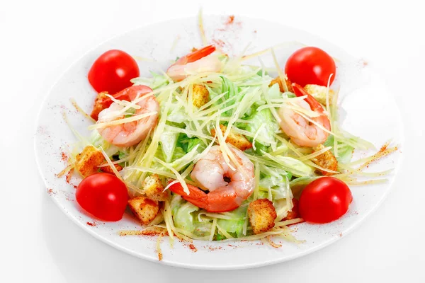 Camarões de salada Caesar, alface iceberg, queijo parmesão, molho Caesar, camarão — Fotografia de Stock