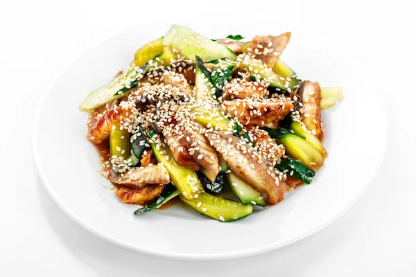 Salat aus geräuchertem Aal, Gurke, Sesam, Unagi-Sauce, Aal — Stockfoto