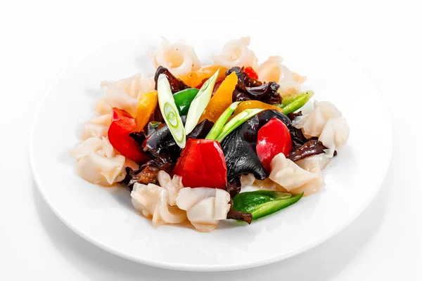 Tintenfischsalat mit Gemüse, Paprika, Chinesischen Waldpilzen — Stockfoto