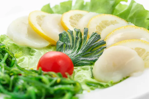 Sashimi Sint-jakobsschelpen, groenten, sla, tomaat, Jakobsvrucht — Stockfoto