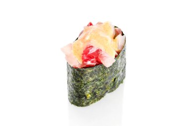 Gunkan suşi snapper ve baharatlı sos ile 