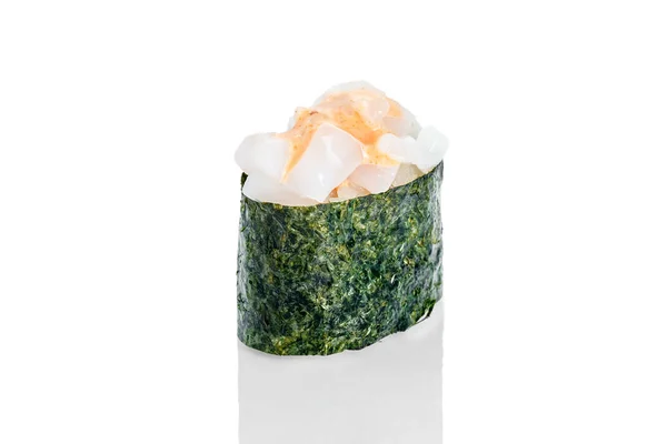 Гункан суши с морскими гребешками и острым соусом — стоковое фото
