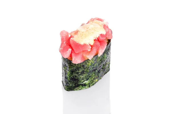 Гункан суши с тунцом и острым соусом — стоковое фото