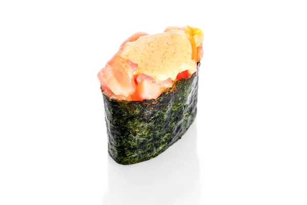 Гункан суши копченый лосось и острый соус — стоковое фото
