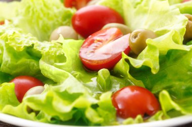 kompozisyon döktü zeytinyağı, zeytin, mantar, limon, sarımsak, soğan, marul 