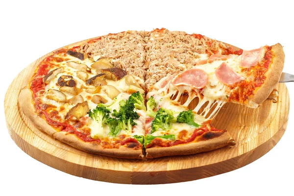 Vier seizoenen Pizza mozzarella, ui, ham, tonijn, broccoli, champignons, knop — Stockfoto