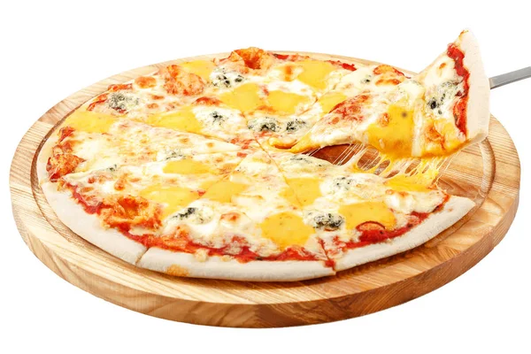 Vier kaas Pizza mozzarella kaas Dorblu, cheddarkaas, Parmezaanse kaas — Stockfoto