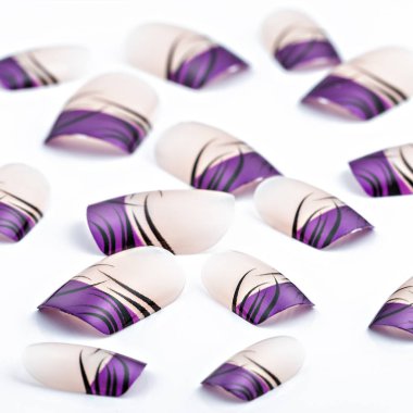 Lila sahte çivi kümesi