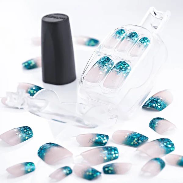 Un conjunto de uñas falsas azules — Foto de Stock