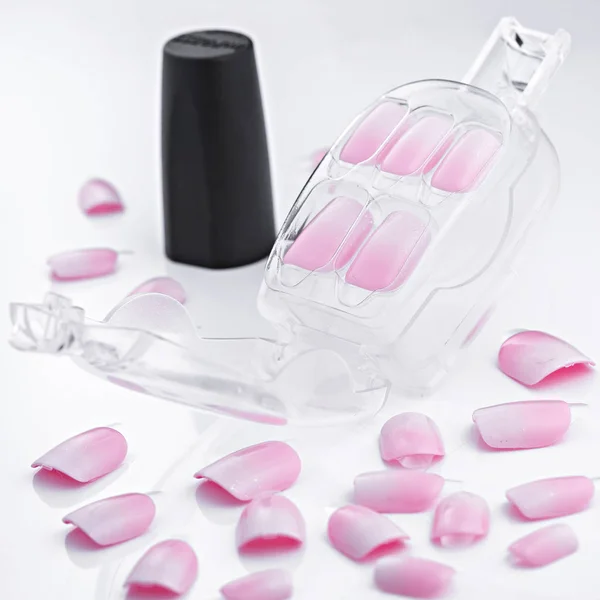 Набор розовых фальшивых ногтей — стоковое фото