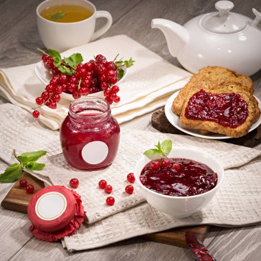 Blackcurrant reçel ekmek üzerinde 