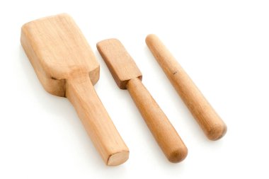 Ahşap el masaj aleti. Beyaz bir arka plan üzerinde.