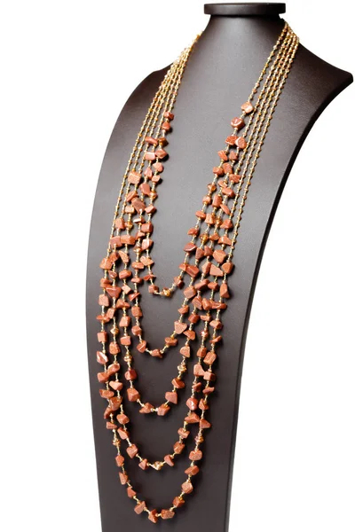 Натуральный коричневый камень ожерелье на трибуне — стоковое фото
