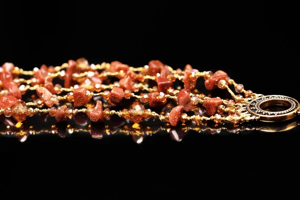 Крупним планом коричневий натуральний камінь, браслет — стокове фото
